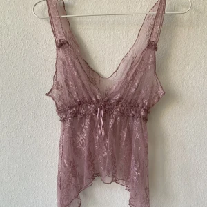 Linne - Rosa spetslinne! Lappen är borttagen så osäker märke och storlek, men ”midjebandet” är stretchigt så passar flertal storlekar!