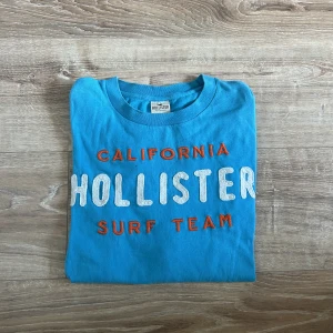 Hollister t-shirt - En snygg T-shirt i toppen skick, hör av er vid intresse!