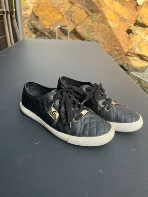 Guess sneakers  - Superballa skor från Guess i (vad jag tror är) läder. Flitigt använda men fortfarande i mycket fint skick! Köptes i USA 2019, nypris från 1000. Passar mig som har storlek 40.