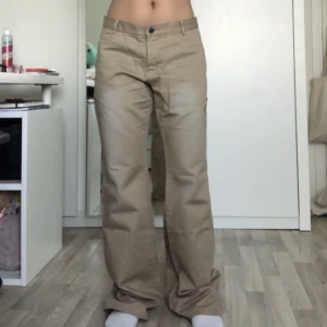 FINA VINTAGE JEANS - Sjukt coola low waist jeans som är för stora för mig. Innebenslängd 79-80cm. För referens är jag 160cm/ stl 34/Xs, gott skick