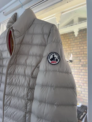 JOTT - Säljer en tunn dunjacka från JOTT i storlek XS/34 i nyskick! Nypris 2000 kr, mitt pris 500 kr eller högstbjudande😁Finns i Uppsala, men kan även postas givet att köparen står för fraktkostnad💓