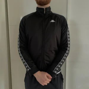 Kappa Zip-Up tröja - Snygg Kappa Zip-Up tröja i gott använt skick.  Skickas eller möts upp i Örebro