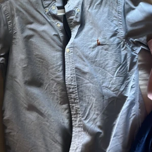 Ralph Lauren skjortor - 3 st RL Skjortor stl S slimfit Ljusblå Rosa Mörkblå. Bra skick, knappt använda. 399:- st eller 1000 för allihopa. Bra pris!