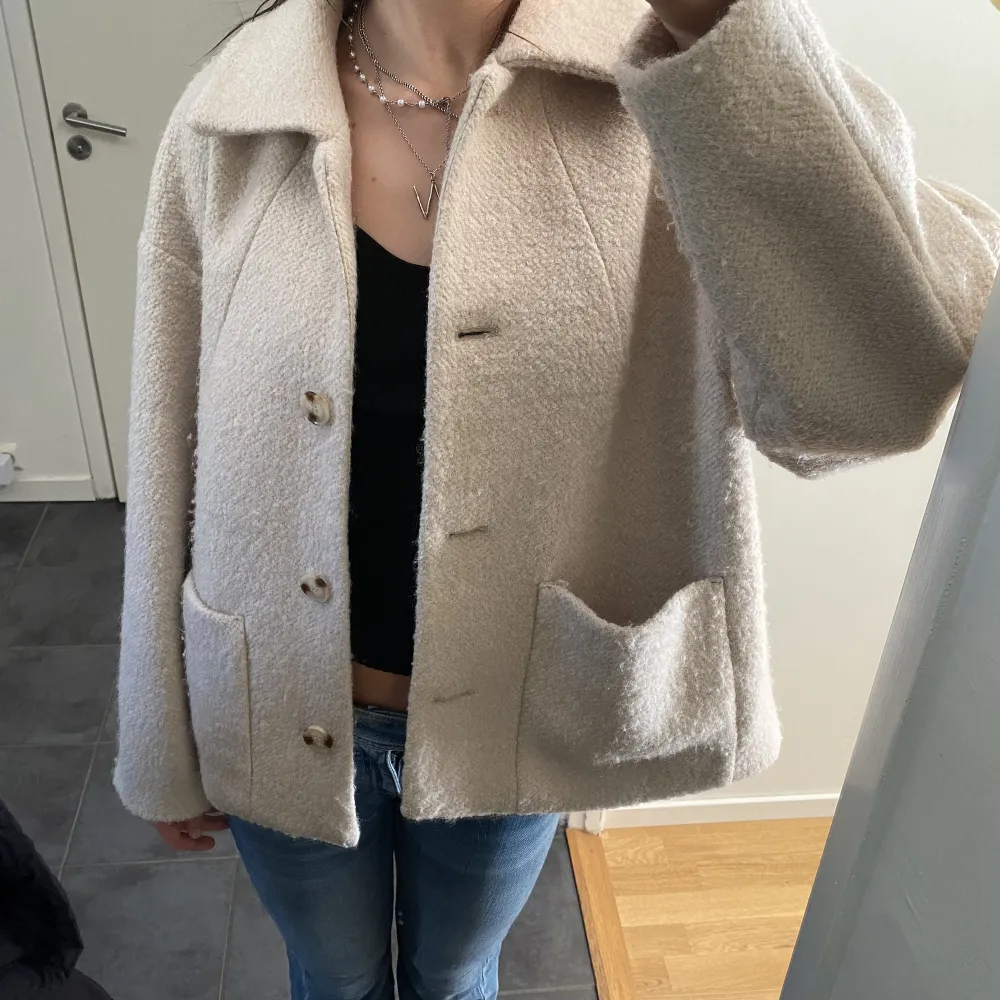 Superfin beige höstjacka från monki som köptes för 600kr☺️ storlek M!. Jackor.