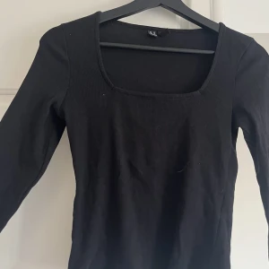 Svart långärmad tröja - Svart långärmad tröja i ribbat material och lite fyrkantig urringning vid halsen Använd kanske 2-3 gånger Från vero moda  Storlek XS🥰