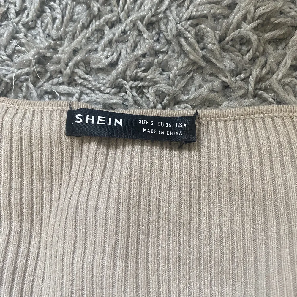 Säljer denna tröjan som är från shein, jätteskönt material, beige, strl S. Toppar.