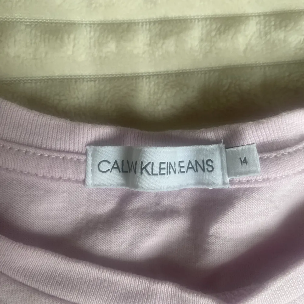 säljer en lila calvin klein t-shirt. jättefint skick. T-shirts.