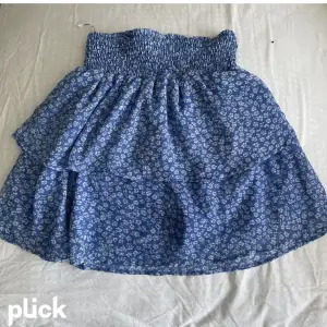 Säljer denna kjol från veror moda. Den är knappt använd och i väldigt bra skick. Säljer för 180kr + frakt!💓