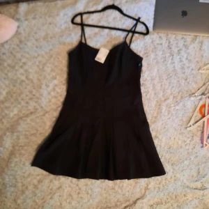 Svart klänning  - Tennis klänning från hm, är aldrig använd. Dragkedja i sidan och fina detaljer. Skulle säga att storleken är mindre än vad som står 