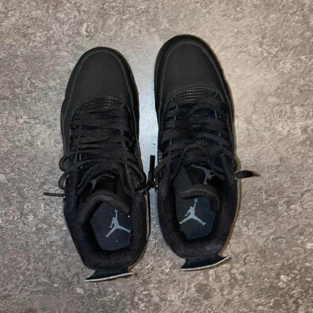 Jordan 4s black cats aldrig använda. Skor.