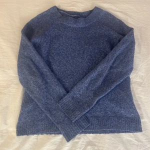 Stickad tröja  - Säljer en super fin blå stickad tröja från veromoda! Den passar perfekt till den kommande hösten, säljer pga att den ej kommit till användning på sistone❤️