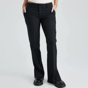 Lågmidjade kostymbyxor från BikBok - Dessa lågmidjade kostymbyxor från BikBok som nästan är slutsålda överallt. Storlek 40 och passar mig som vanligtvis har storlek 36/38 i byxor med hög midja. Lång i benen på mig som är 170cm lång. Knappt använda, superfint skick.