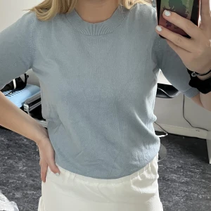 Blå stickad T-shirt  - Säljer denna blå kortärmade tröjan/t-shirten från Lindex! Så skön och fin, väldigt bra skick💗 Storlek S Köparen står för frakt💕