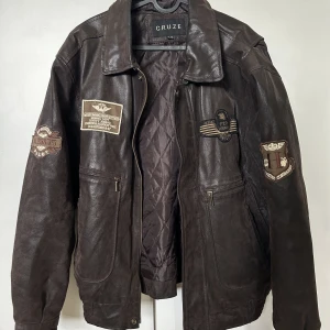 Brun skinnjacka  - Säljer min as balla bruna skinnjacka från Cruze🤗  Perfekt nu till hösten🫶 Massa fina detaljer och bra skick!  Skriv för fler bilder eller annat ❤️ Storlek XL men ganska bra oversize för mig som är M. det är herrmodell så det är längre armar! 🙏☺️