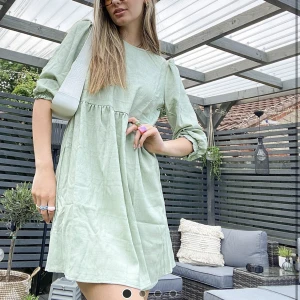 Grön klänning från Vila i storlek XS  - Superfin vardagsklänning från Vila med halvlånga ärmar. Helt ny med lappen kvar. Köptes på ASOS för 449kr. Så skönt material som är tunt och lätt att andas i. Storlek 34 vilket är samma som XS