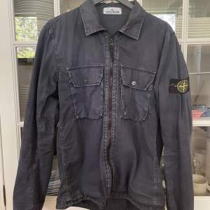 Säljer nu min Stone Island overshirt i strlk M. I fint skick. 