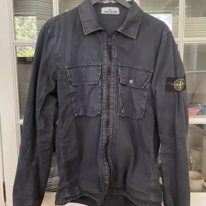 Stone Island Overshirt  - Säljer nu min Stone Island overshirt i strlk M. I fint skick. 