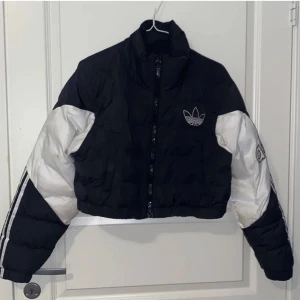 adidas jacka strl s - snygg jacka från adidas i strl s, lite smutsig på ärmarna men inte mycket, går bort i tvätten. annars fint skick