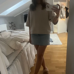 & Other Stories  - så fin trekvarts tröja från & other stories💙 kommer tyvärr inte till använding av mig längre! Nypris 690😇 direktpris 500+ frakt 