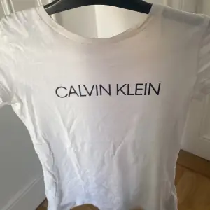 En skön Calvin Klein tröja säljer för den knte kommer till användning 