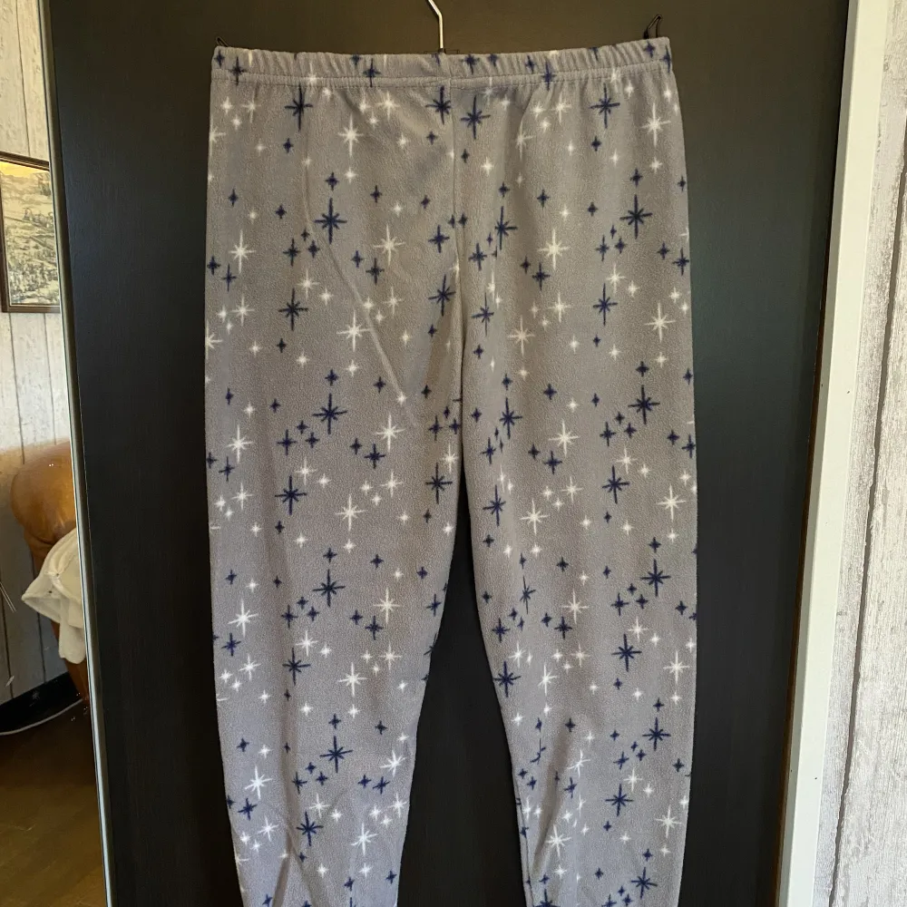 Jättemjuka grå pyjamasbyxor med mönster i storlek 134/140 (9-10 år) ✨ Resår i midjan och ljudade tyg i botten. . Jeans & Byxor.