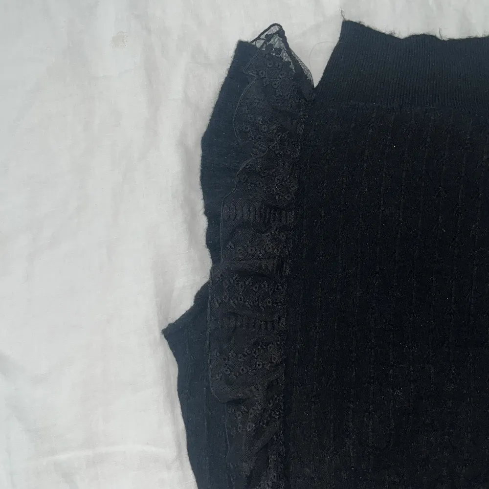 Säljer den populära zara tröjan med volanger på ärmarna. Bara använd 2 gånger, är i jättebra skick. Är i storlek M men sitter som S.🤍(frakten tillkommer). Blusar.