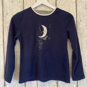 Mjukt pyjamas-set - Ett vitt och blått pyjamas-set i storlek 134/140.✨ Mjukt och varmt material. Byxorna har åtdragbar midja och anklar. 🩷