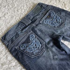 Vintage Guess Los Angeles 1981 jeans. ❤️ Lågmidjad och bootcut modell, snygga detaljer bak och fram. Innerbenslängd: 82cm, midjemått rakt över: 41cm, är 165! Kan fixa fler mått & bilder. 🫶 Håll koll på min profil, lägger för det mesta upp vintage jeans. 😍