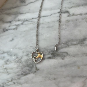 Silverhalsband - Säljer detta halsband. Det är i äkta silver (finns 925 stämpel) stenarna är Kubisk Zirkonium. Hör av dig vid frågor eller funderingar:)🫶☺️