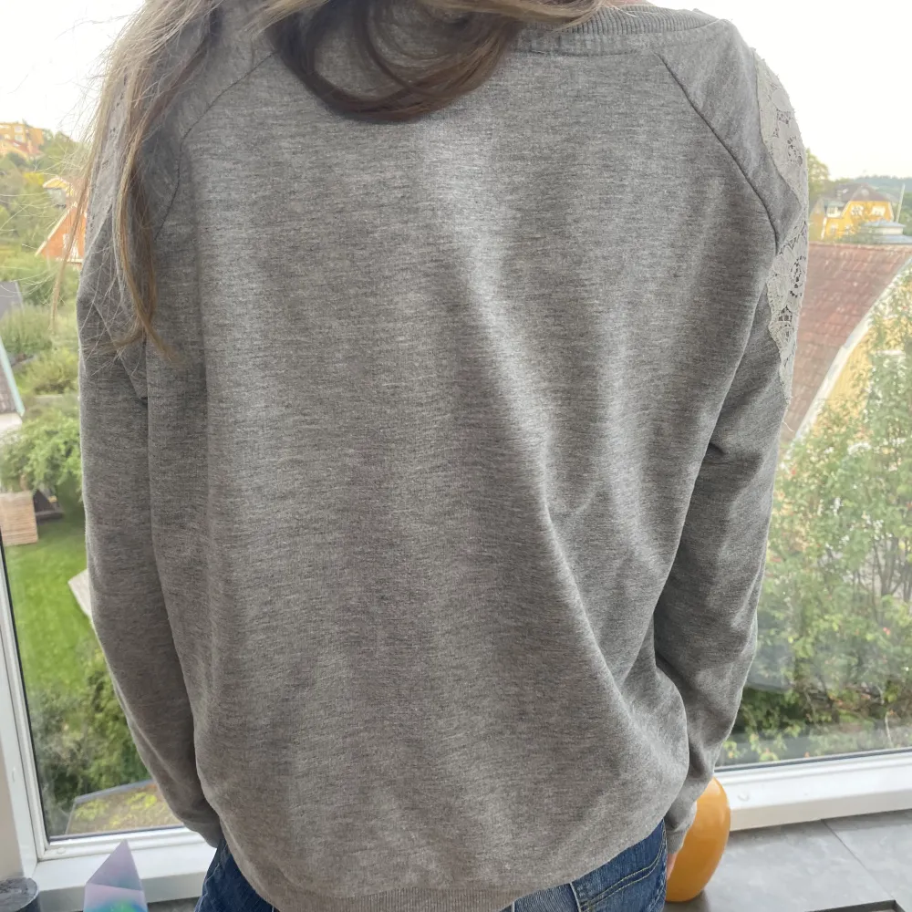 Så cool sweatshirt med spets på sidorna!!!💗 storlek xs-m beroende på hur man vill att den ska sitta 💗. Hoodies.