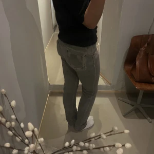 Grå jeans  - Super snygga low waist jeans med coola detaljer 