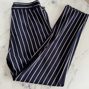 Kostymbyxa - Aldrig använda, blå/vit randiga kostymbyxor. 