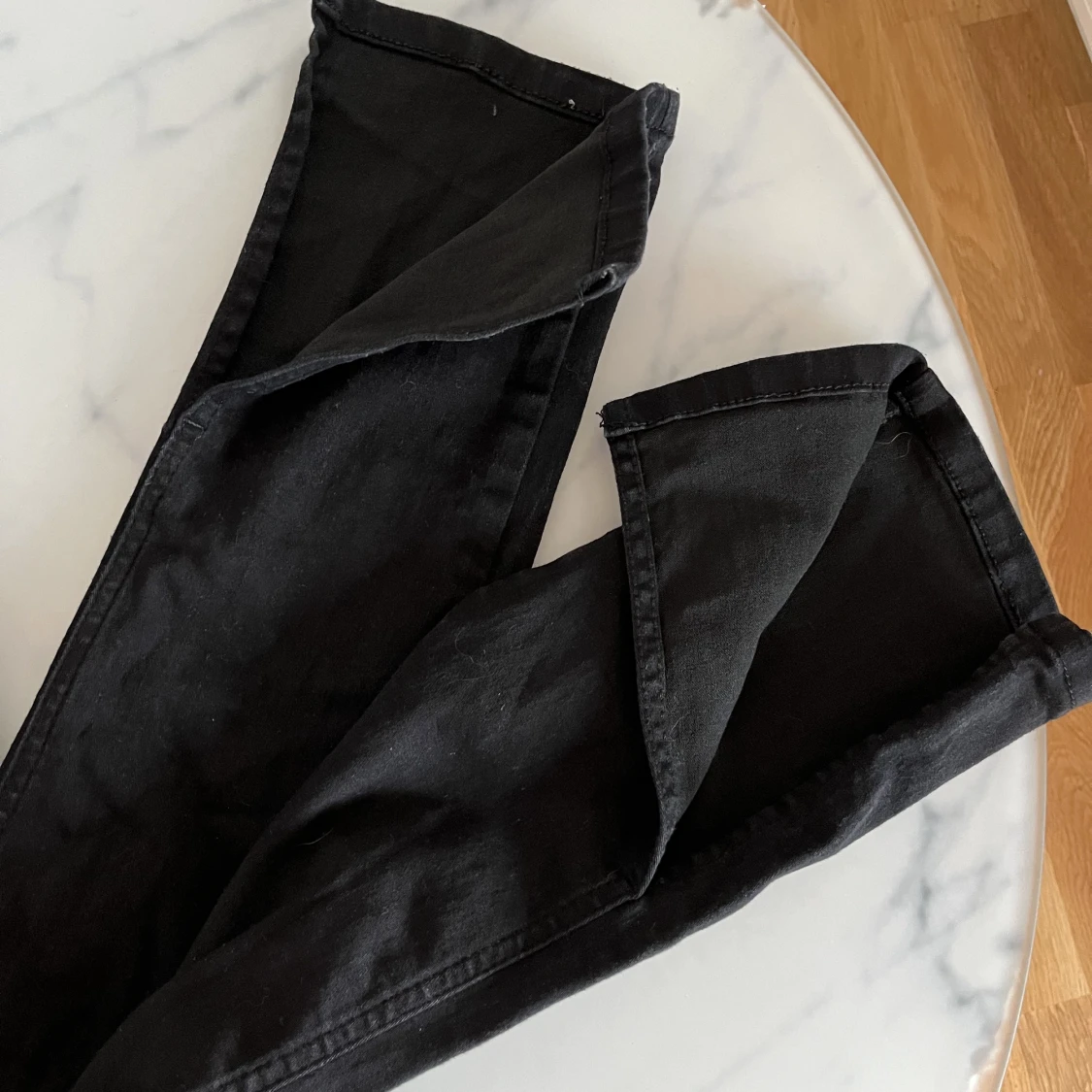 Svarta jeans med slits  - 90