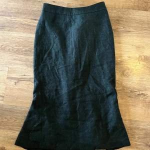 Midi-lång mörkgrön kjol, materialet ej särskilt stretchigt men den sitter jättesnyggt på💚