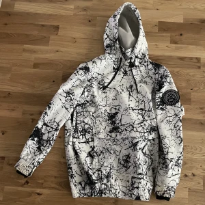 Dope jacka - Sparsamt använd och endast i backen.  Herr storlek xs. Passar junior el som en Dam S.   Stor ficka fram, dragkedja under armarna för att lätt kunna dra på sig jackan. 