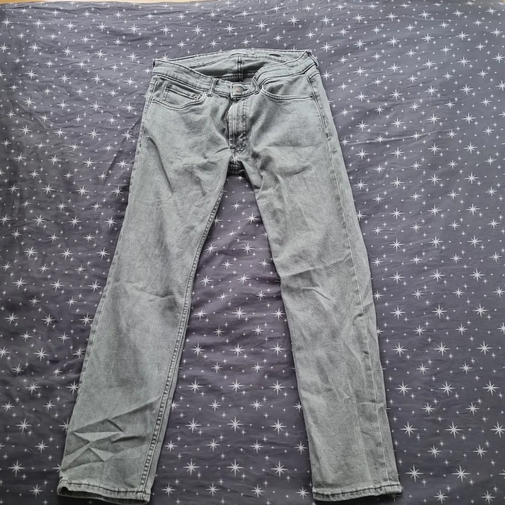 Regular fit gråa jeans från dressmann . Jeans & Byxor.