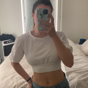 Topp från HM - Säljer denna gulliga vita topp från HM med knytning i ryggen, använd gärna köp nu knappen🤍