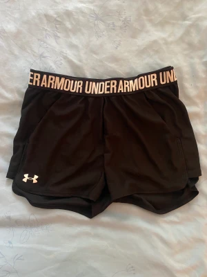 2 Shorts Under amour/ Casall - Shorts i strl 36. Köpes gemensamt för 80