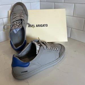 Axel Arigato Clean 90 Animal - Ett par limiterade skor som inte finns att köpa längre😊Fräscha skor som är av skicket 9/10 då dem endast är creasade och lite slitna på plösen. Pris kan diskuteras vid smidig affär😊 Nypris 2500