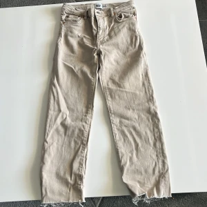 Beigea jeans utsvängda byxor - Jätte köns men för små på mig. 