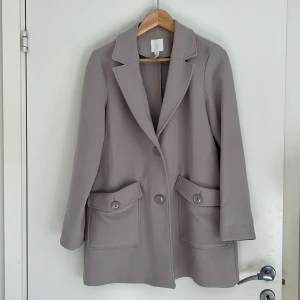 Jacka / Kavaj - Grå jacka / kavaj i en oversize modell. Stl XS