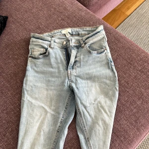 Jeans - Jeans fint skick använd fåtal gånger från H&M. 
