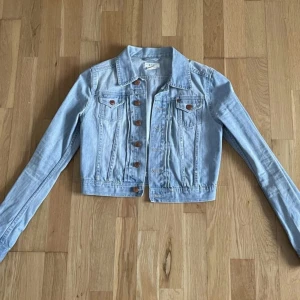 Jeans Jacka - Har använts men är på bra skick. Är jättefin när man har på sig den!