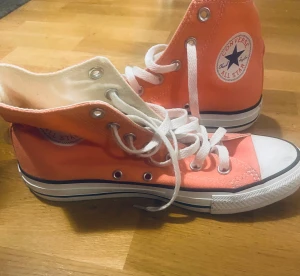 Converse  - Korall/ rosa Converse, oanvända i st 39