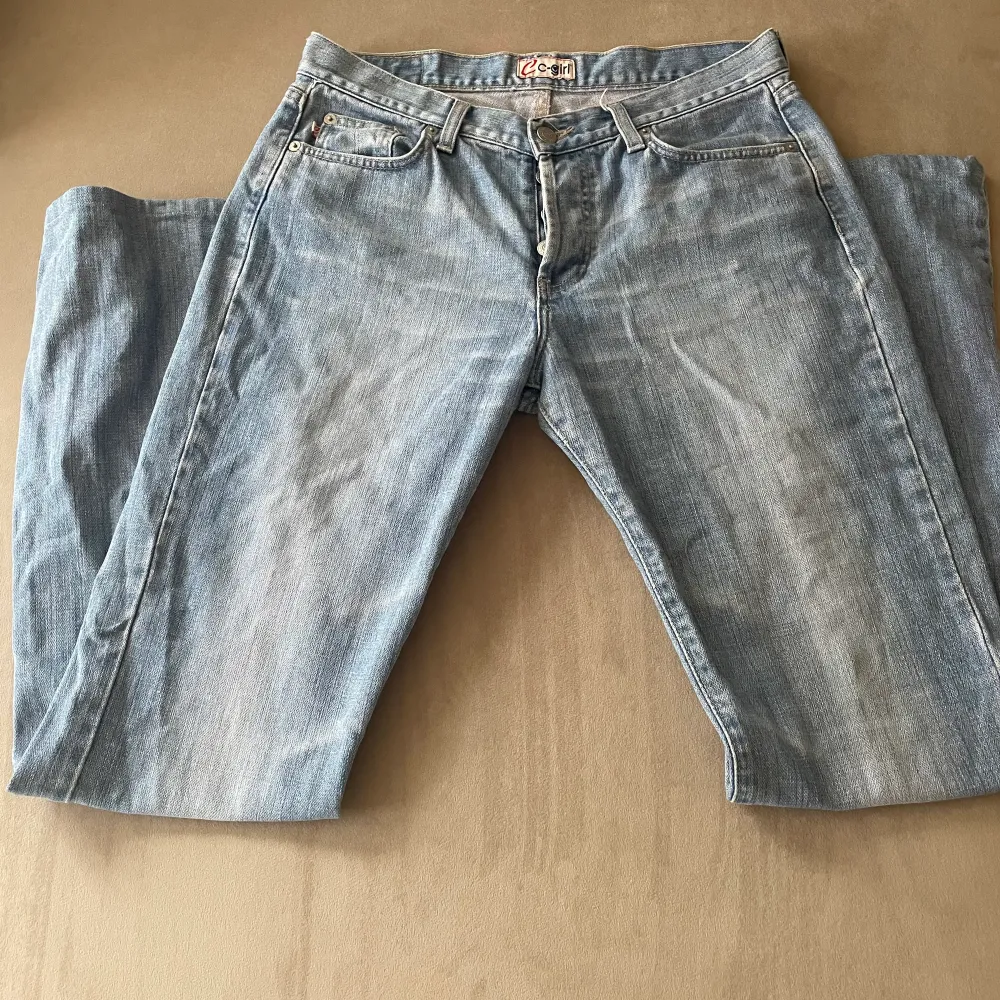 Ljusblåa Lågmidjade bootcut jeans, i fin kvalitet. innerbenslängen är 75 och 77 i midjan.💕Skriv om du har frågor!💕 . Jeans & Byxor.
