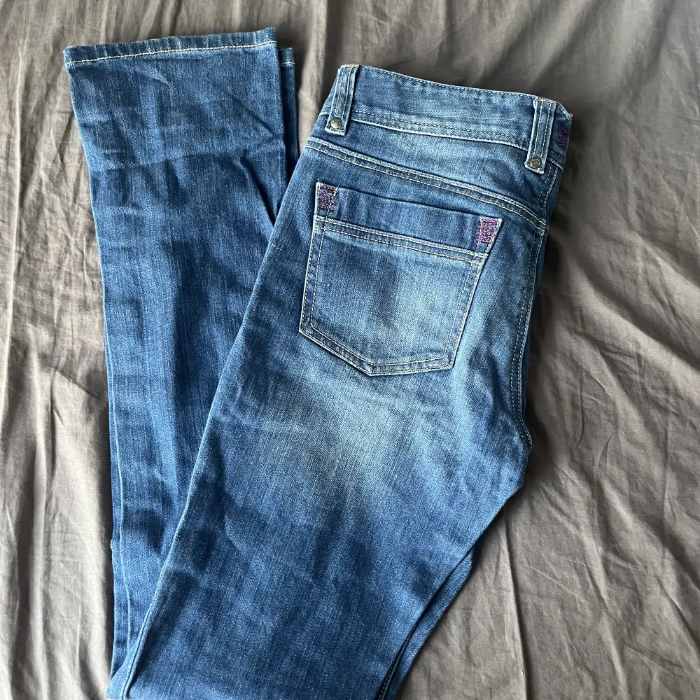 Säljer dessa skit snygga jeans med rosa detaljer, säljer pågrund av att det är för små, använt fåtal gånger . Jeans & Byxor.