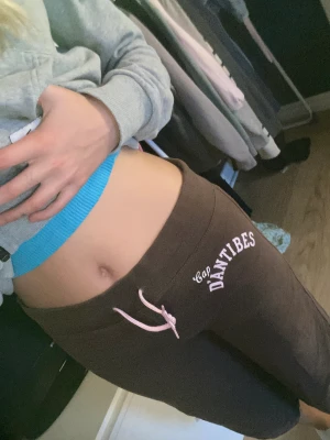 Korta mybyxor/yoga pants - Dem är köpta nån gång under 00-talet. Slutar under knäna. Supermysiga att bara ha hemma och gå runt med. Jag är 170 cm för referens