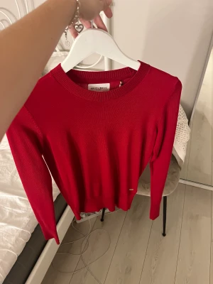 Finstickad röd tröja - Super fin till jul och vinter men måste tyvärr sälja pga att jag rensar ur garderoben 💗