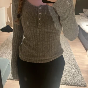 Stickad tröja  - Grå stickad tröja som e perfekt för hösten 🍂 är köpt från shein och har inte används mer än 5 gånger 