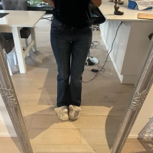 Låga jeans  - Säljer mina gamla jeans då dom är lite små. Jag är 172 och dom sitter bra i längden. 